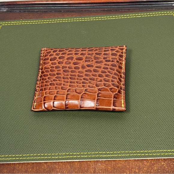 Elegant Brown Leather Crocodile-Embossed Wallet - Picture 2 of 7